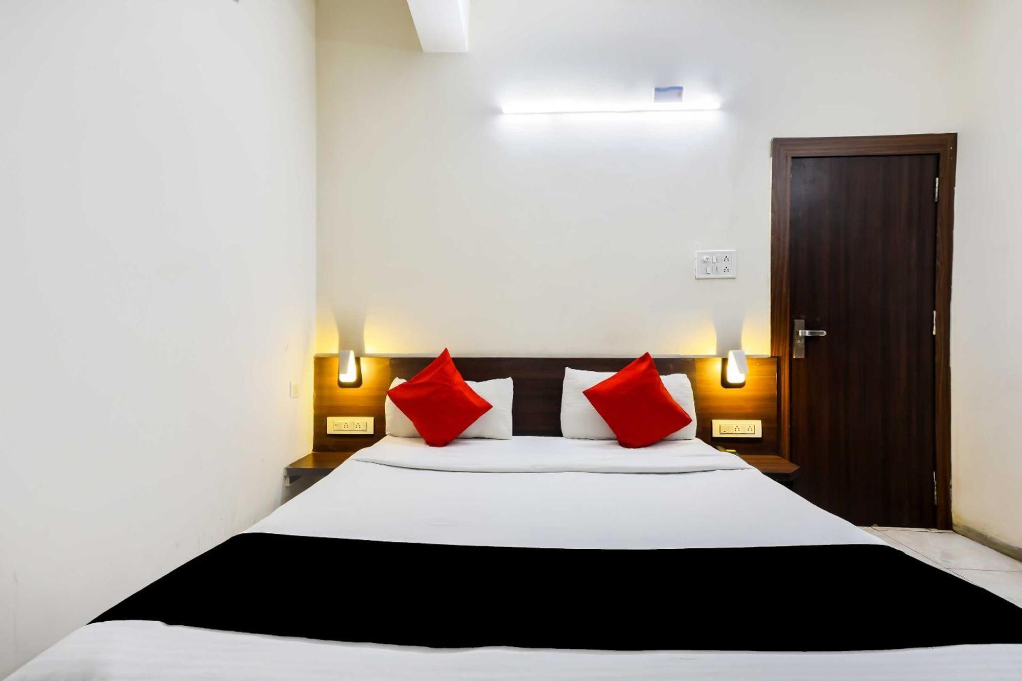 Collection O 3761 Hotel Shree Datta Indore Bagian luar foto